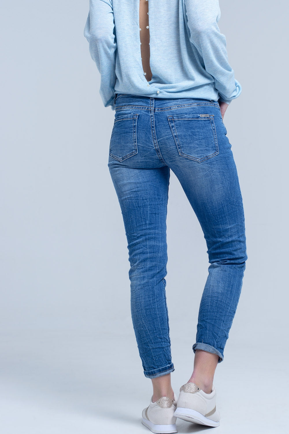 Ankle jeans with rip and repair