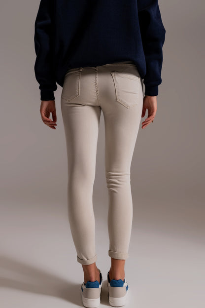 Beige ankle jeans with soft wrinkles