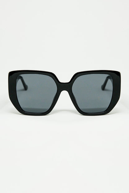 Q2 Black pin-up style sunglasses with geometric design and cat eyes