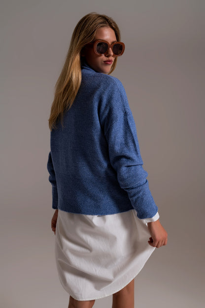 Blue turtleneck sweater in a soft knitted fabric