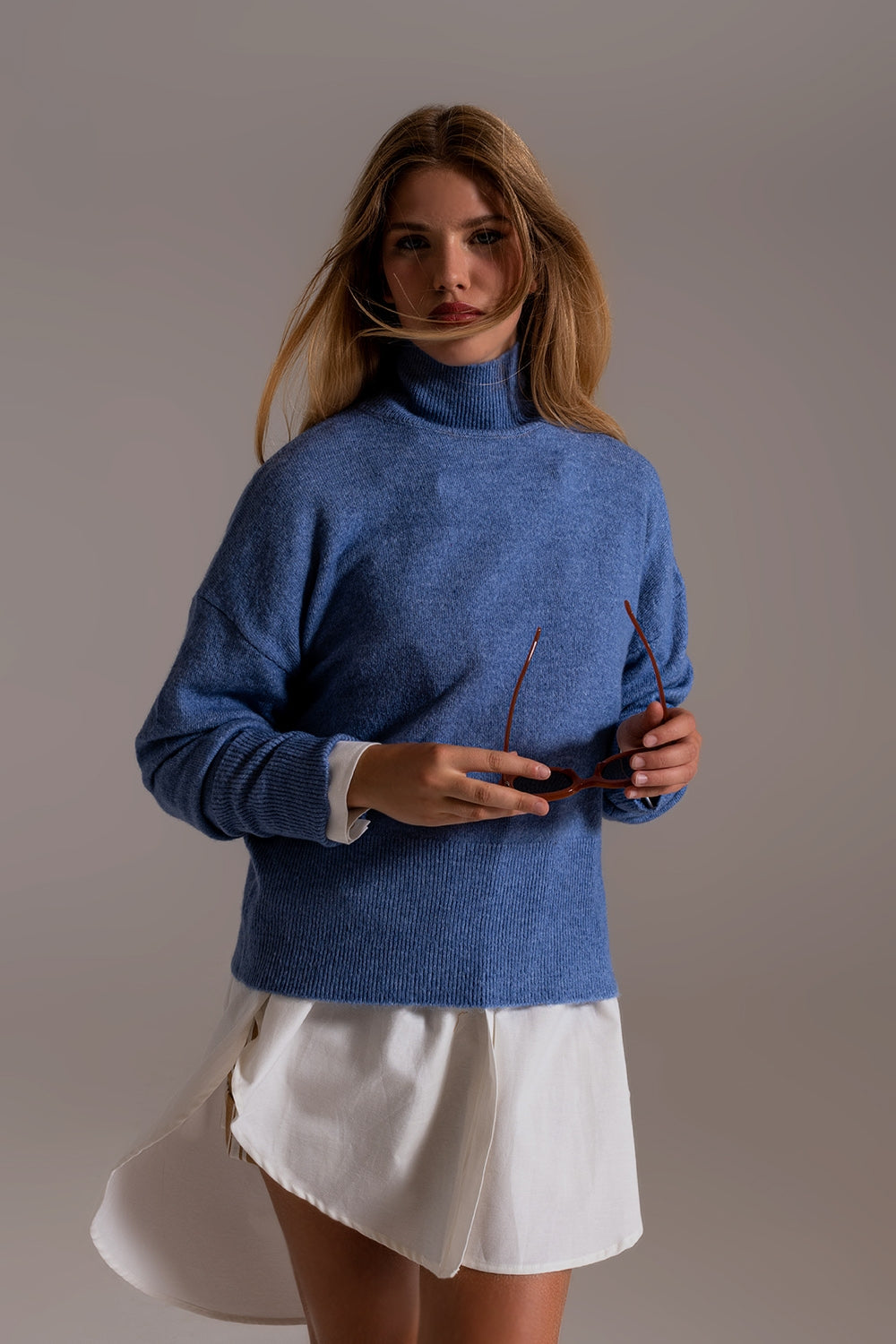 Blue turtleneck sweater in a soft knitted fabric