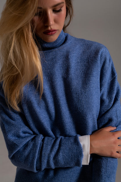 Blue turtleneck sweater in a soft knitted fabric