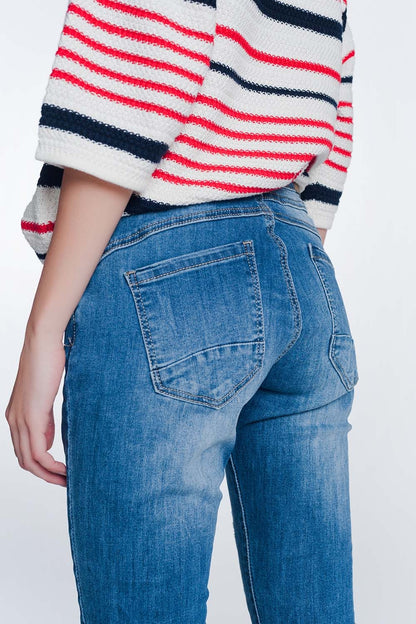 Boyfriend cut jeans with buttons in mid blue wash