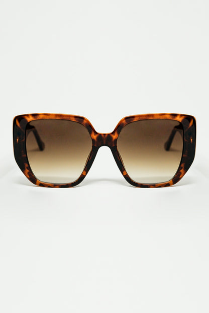 Q2 Brown pin-up style sunglasses with geometric design and cat eyes