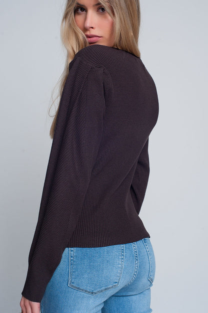 Brown sweater with long sleeves and shoulder ruffles