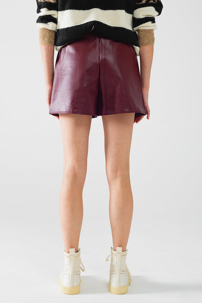 Burgundy faux leather shorts with gathering at the waist with drawstring