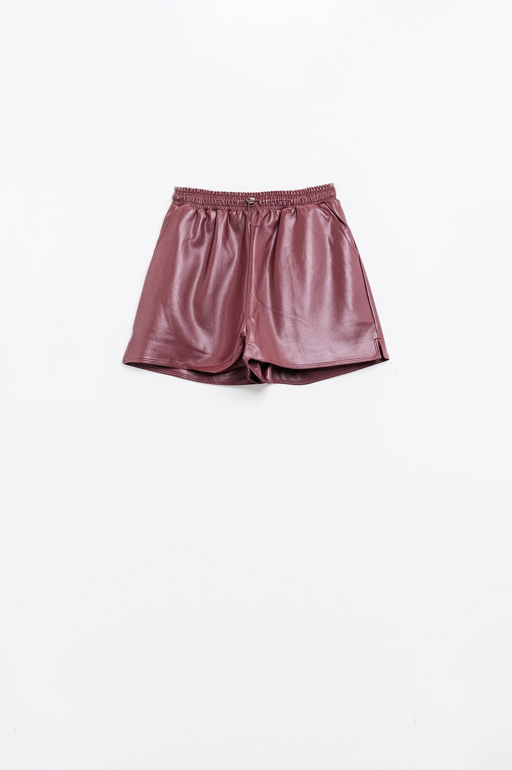 Burgundy faux leather shorts with gathering at the waist with drawstring