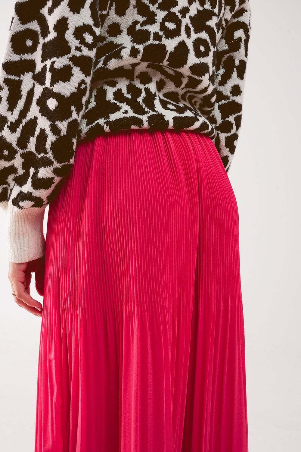 Chiffon pleated midi skirt in fuchsia