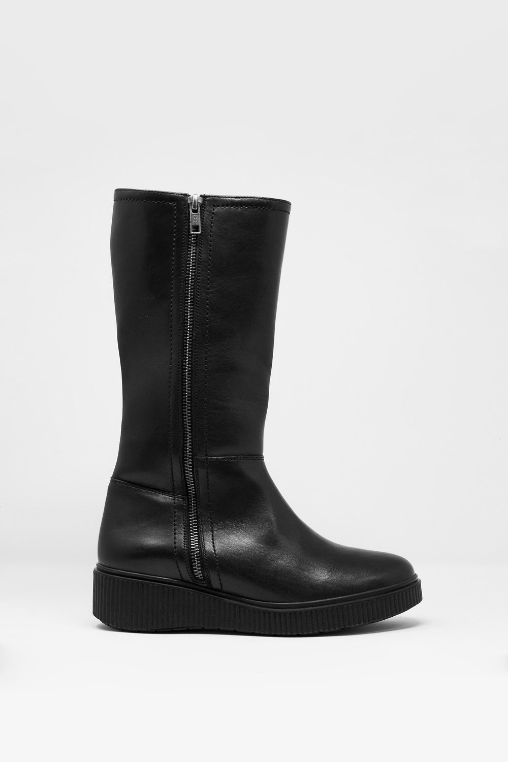 Q2 chunky zip boots in black