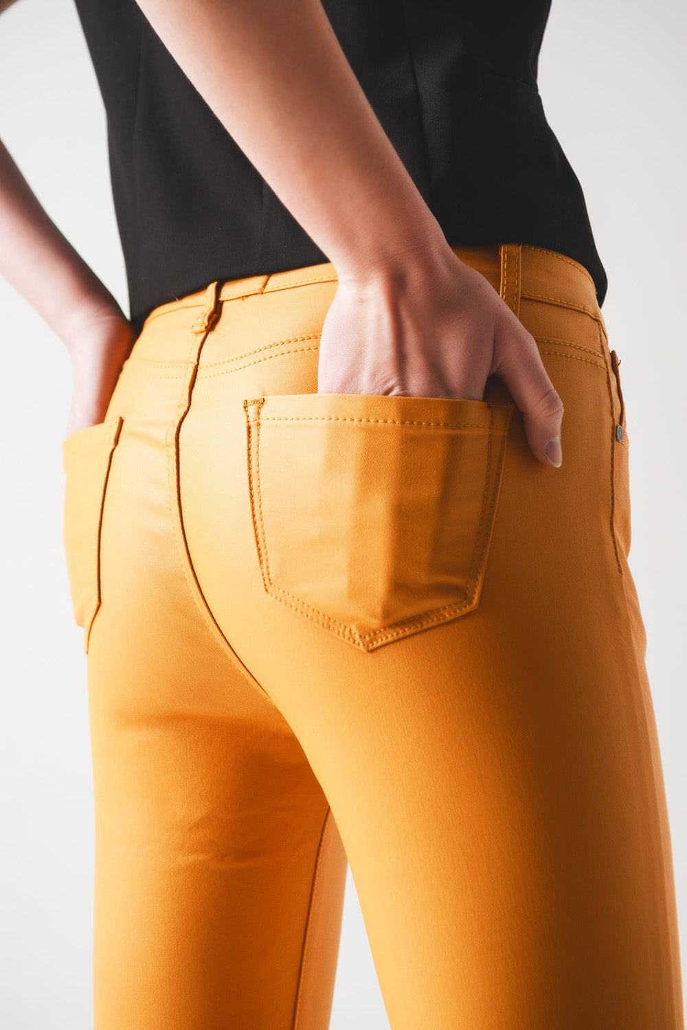 Coated pants in orange