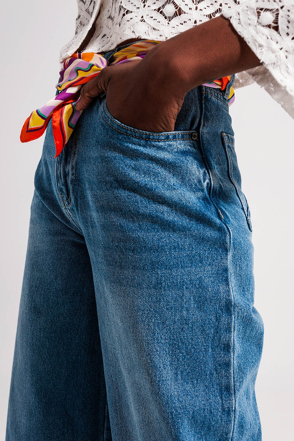 Cotton high waist cropped jeans in mid wash 90s blue