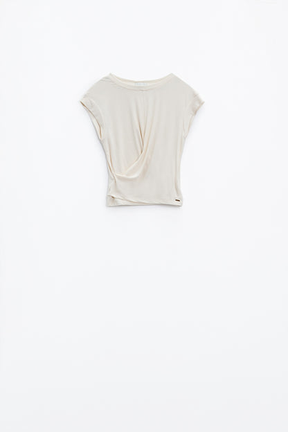 Cream short-sleeved top crossed at the bottom front