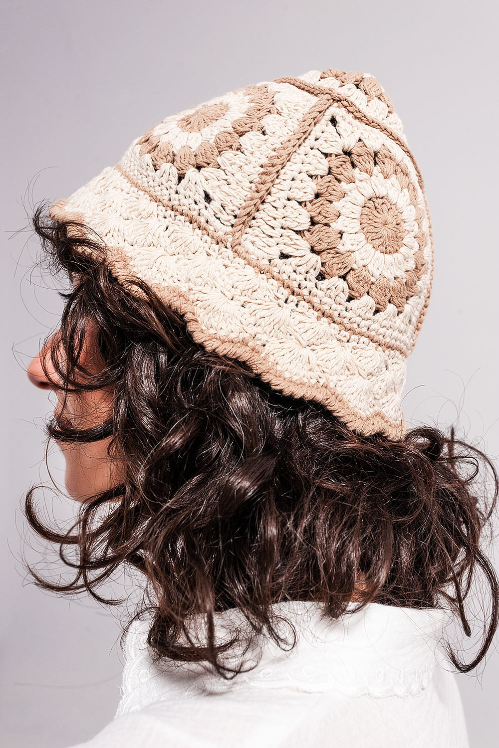 Crochet bucket hat with daisy detail in beige