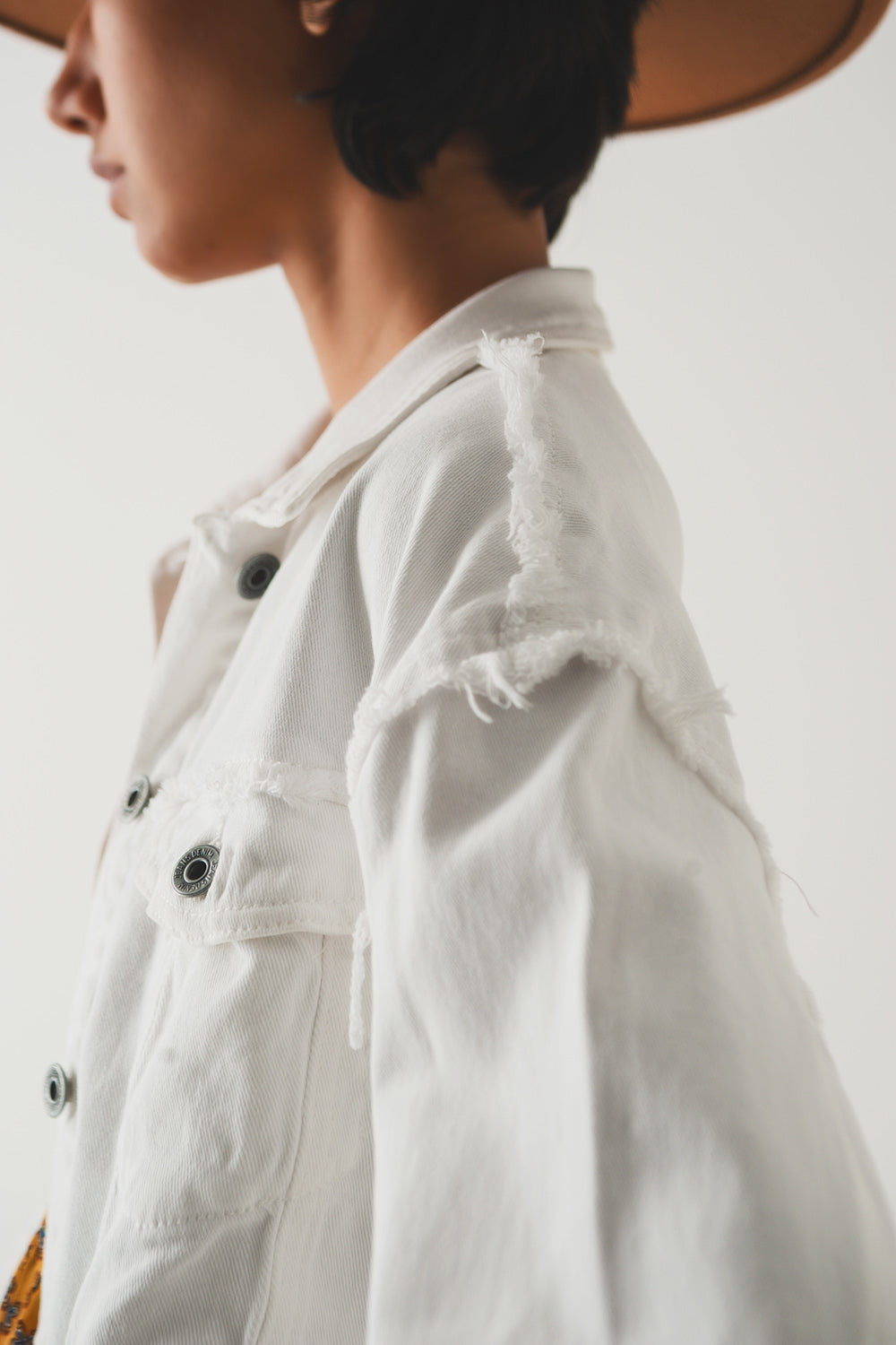 Cropped denim trucker jacket in white