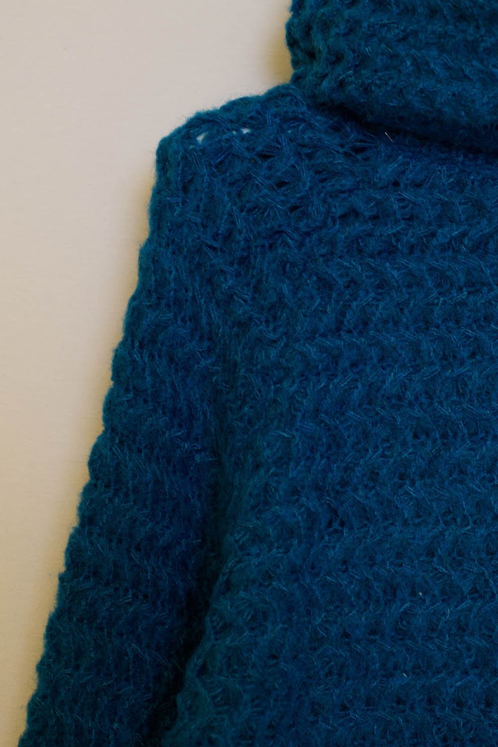 Cropped sweater with turtle neck in blue