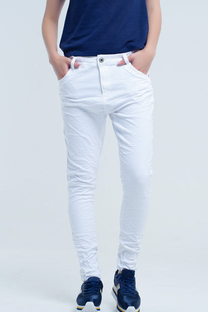 Q2 Crumpled white jeans with pockets