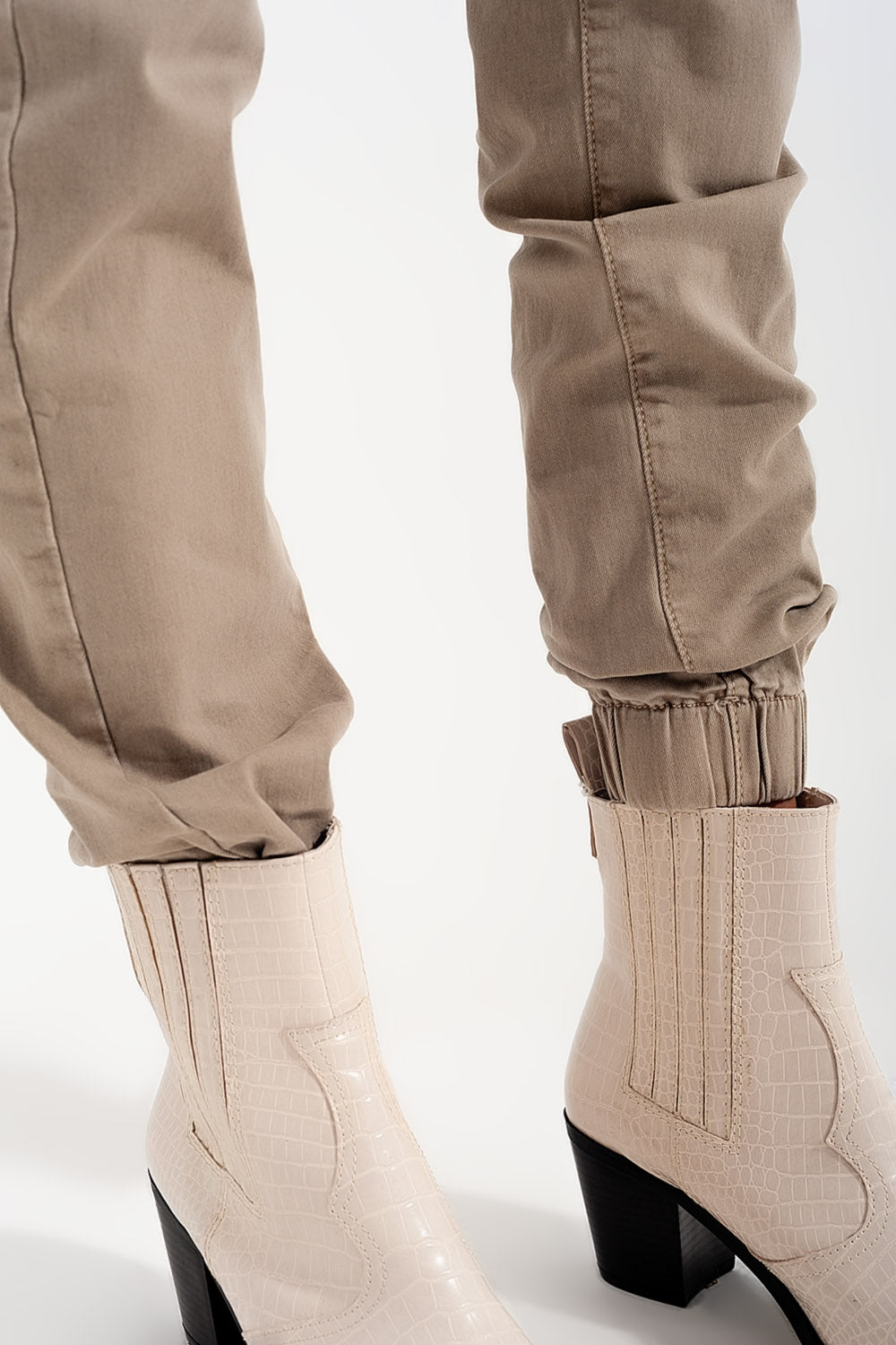 Cuffed utility pants with chain in beige