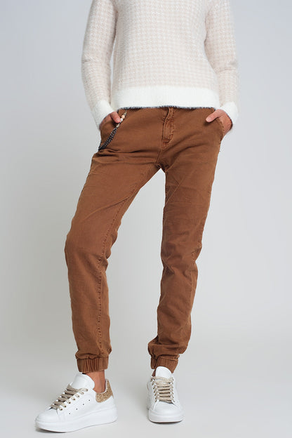 Q2 Cuffed utility pants with chain in brown