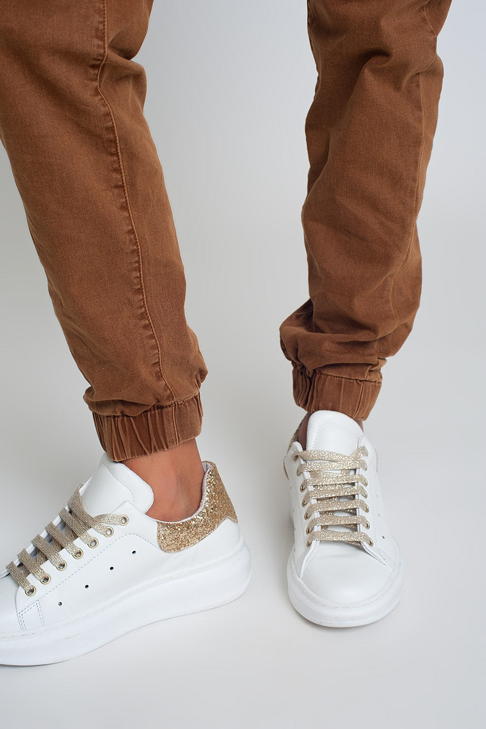 Cuffed utility pants with chain in brown