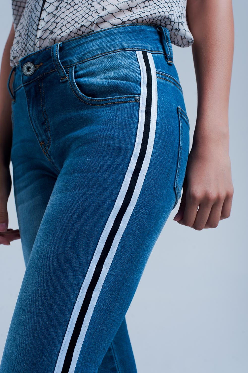 Denim jeans with crinkled legs and side stripe