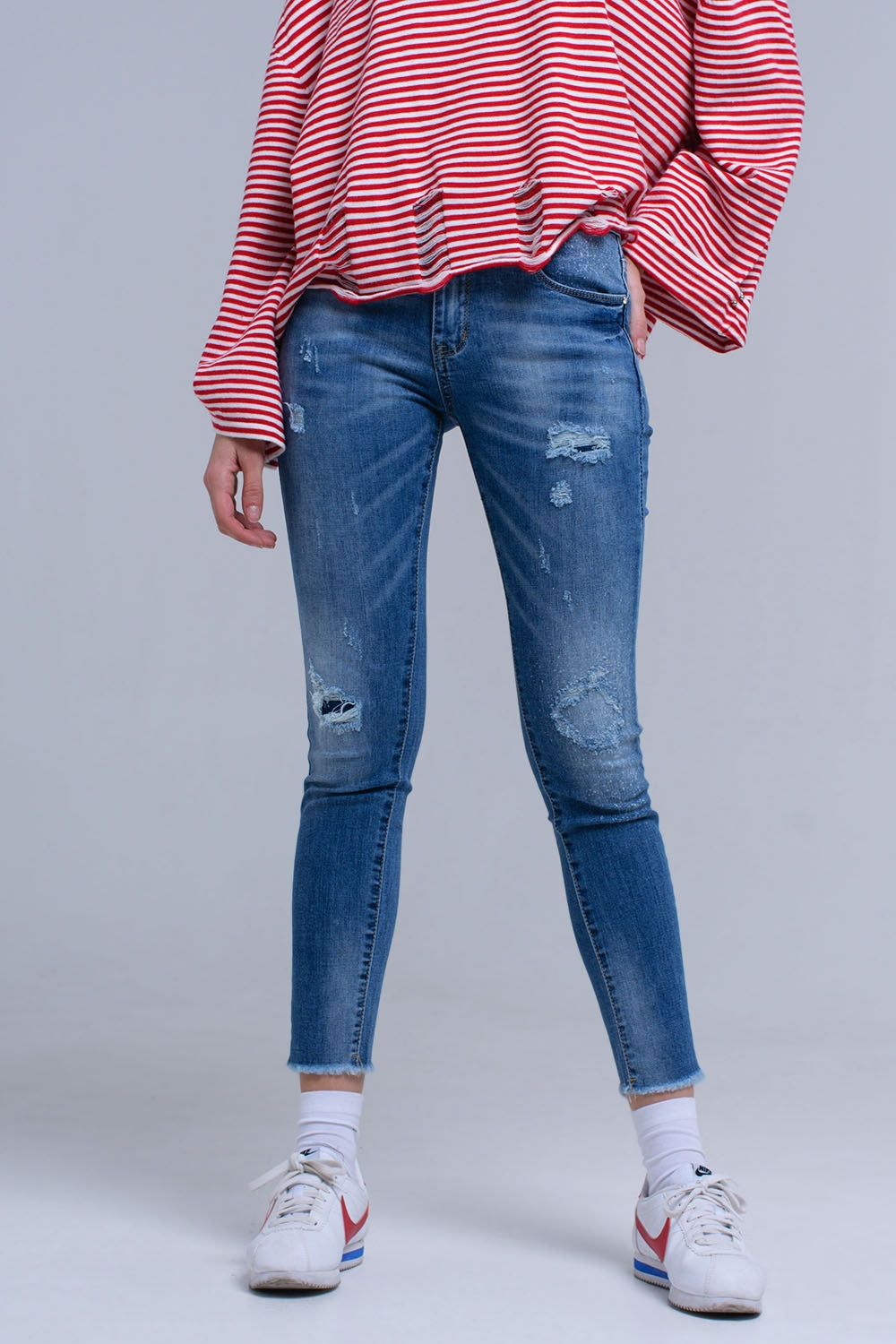 Distressed skinny jeans with fringes