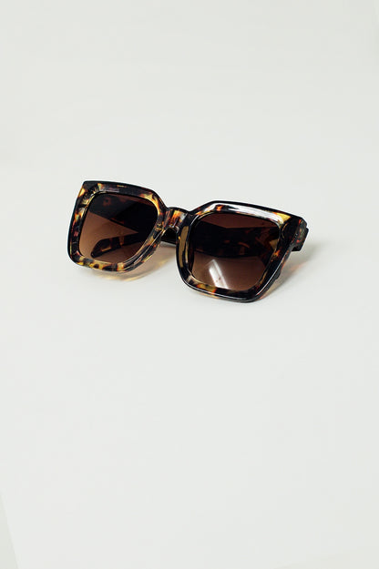 Elongated Squared Sunglasses With Dark Lenses in Tortoise Shell