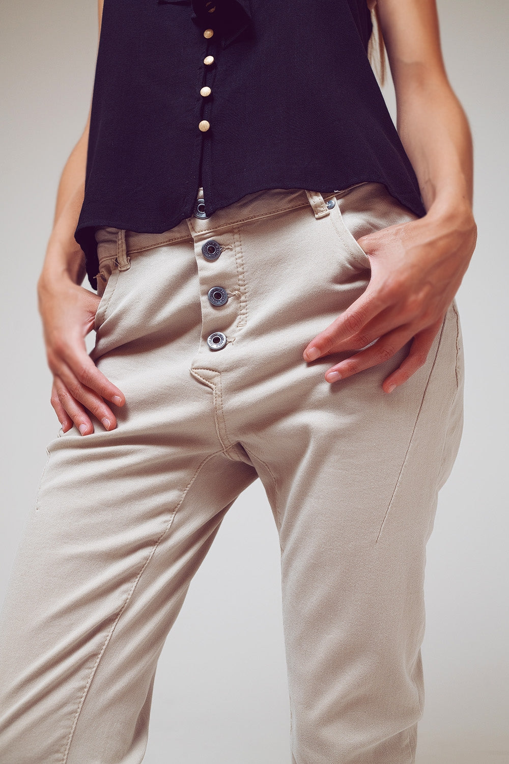 Exposed buttons skinny jeans in beige