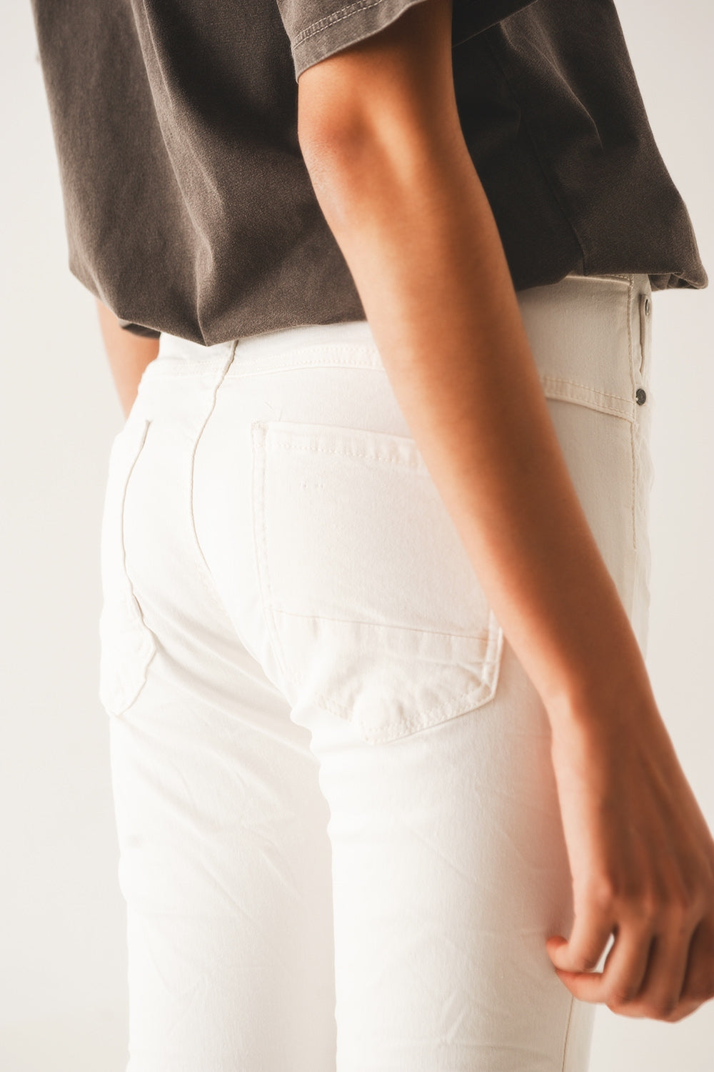 Exposed buttons skinny jeans in cream