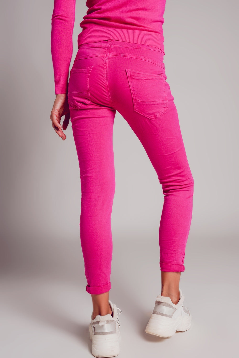 Exposed buttons skinny jeans in fuchsia