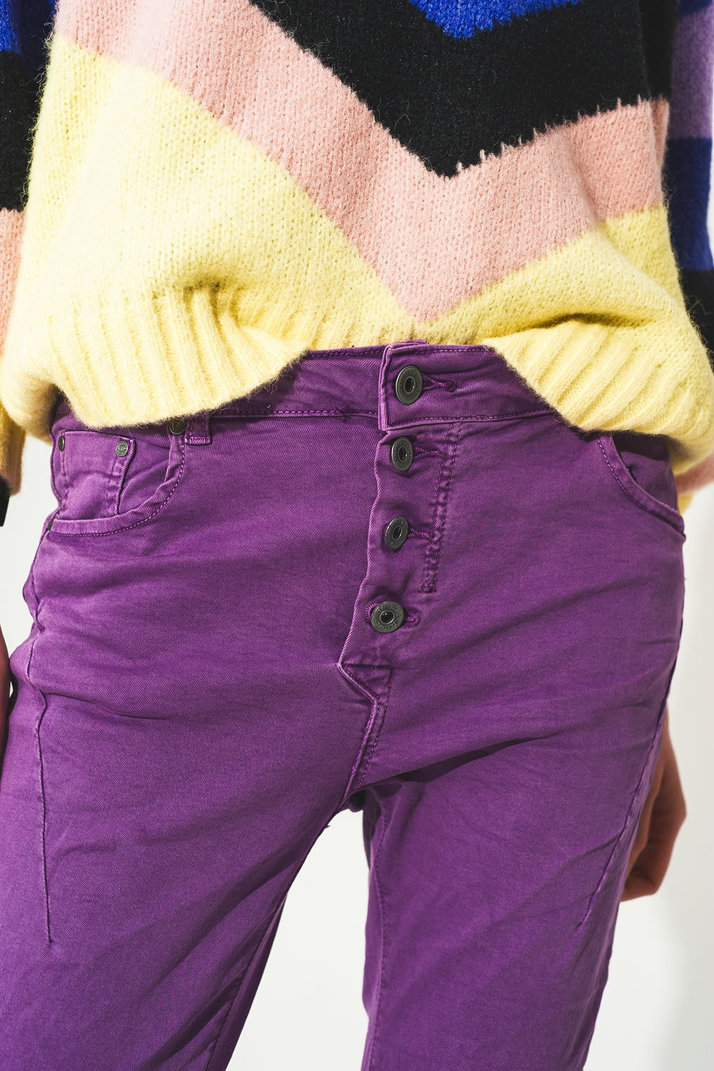 Exposed buttons skinny jeans in purple