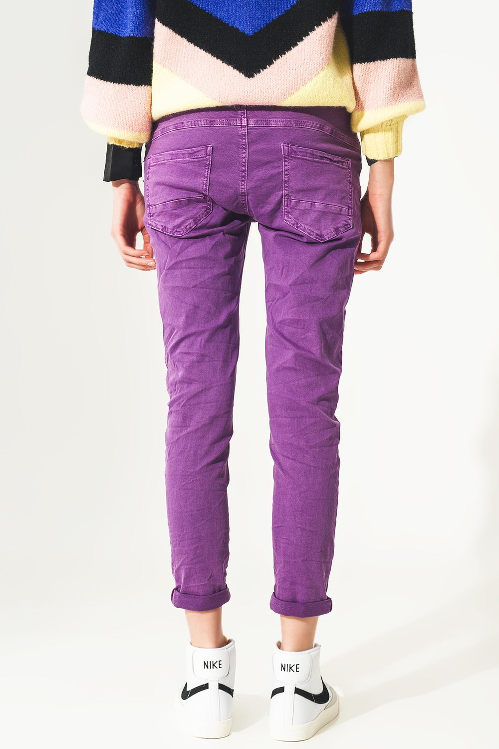 Exposed buttons skinny jeans in purple