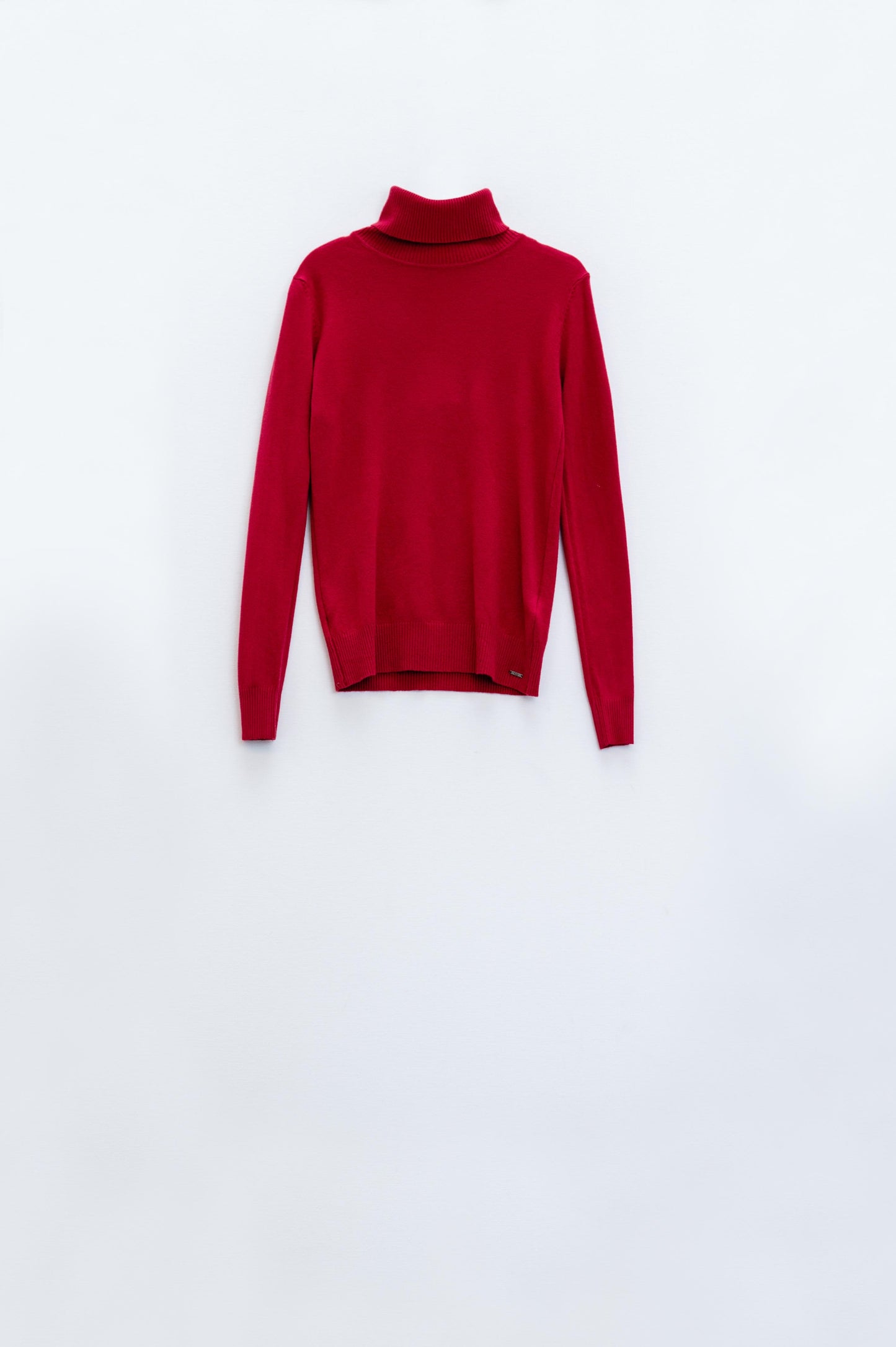 Fine knit high neck jumper in wine color