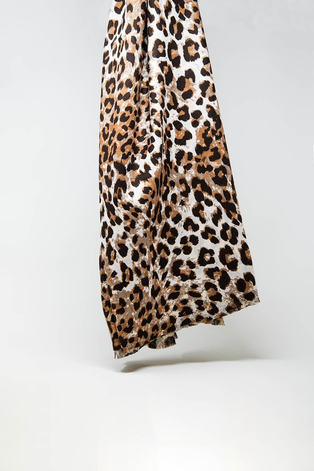 Q2 Fine woven scarf with leopard print in brown