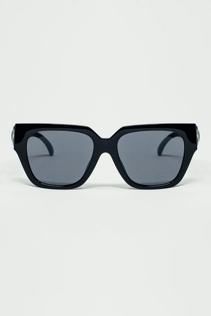 Q2 geometric thick black sunglasses with black lens