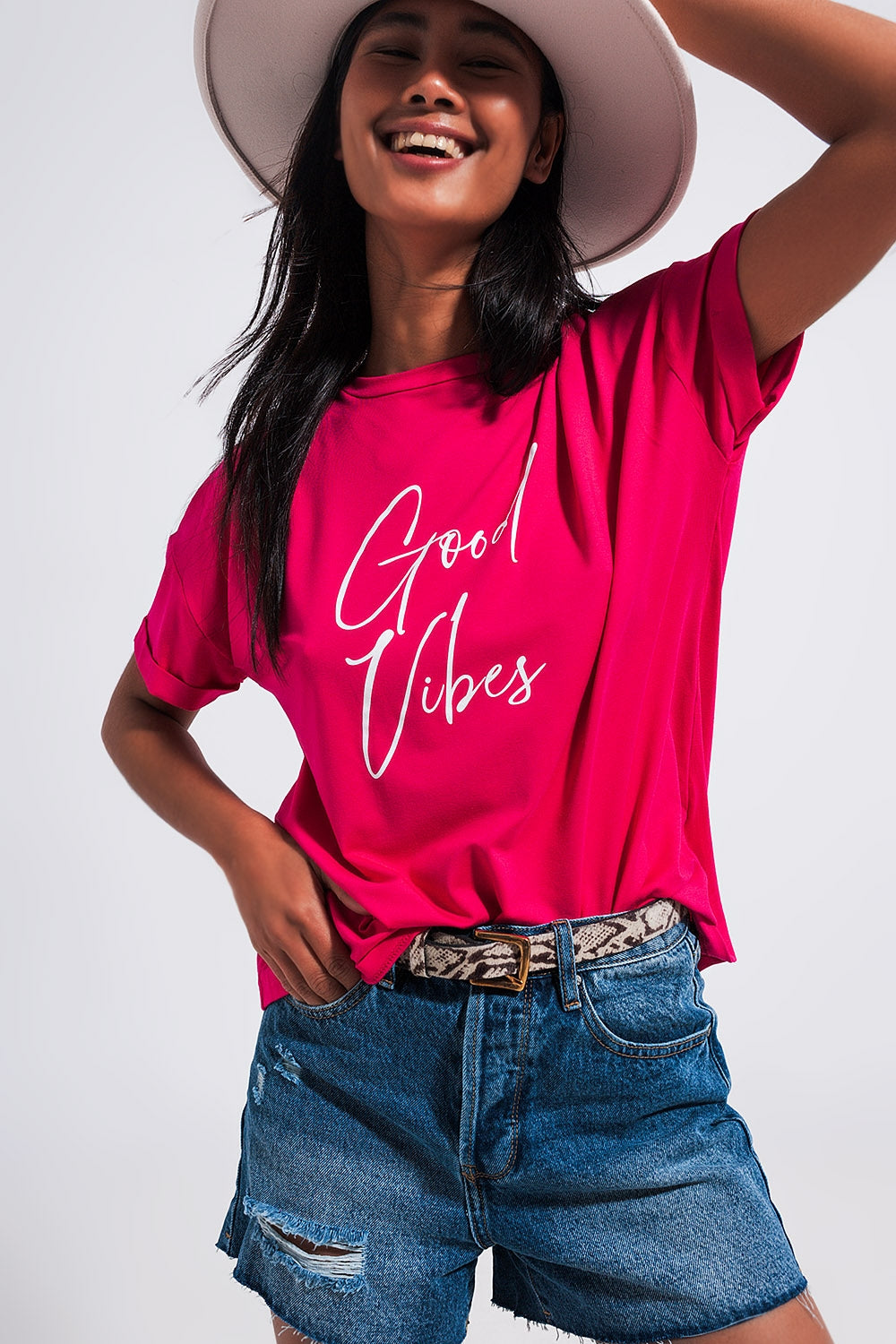 Q2 Good Vibes slogan tee in fuchsia