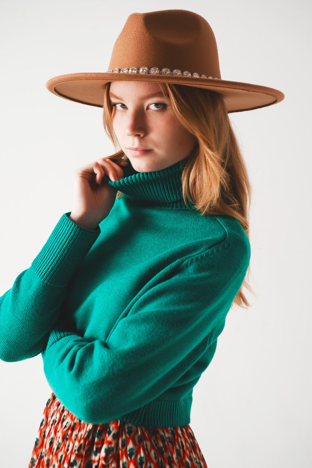 Q2 High neck cropped jumper in green