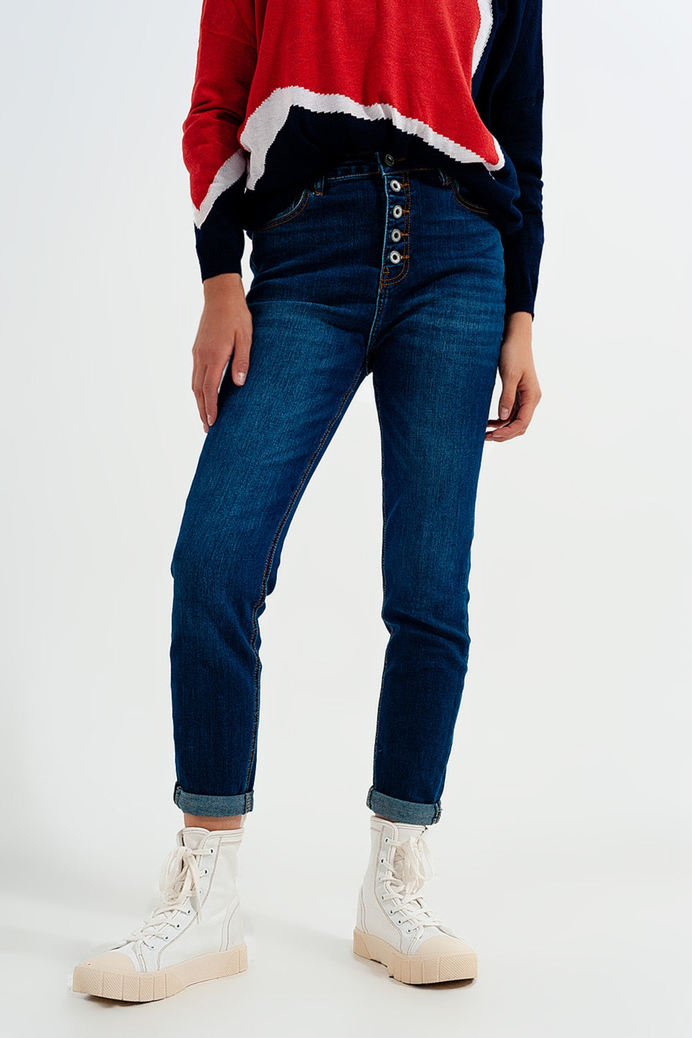 High rise jeans with exposed buttons in blue