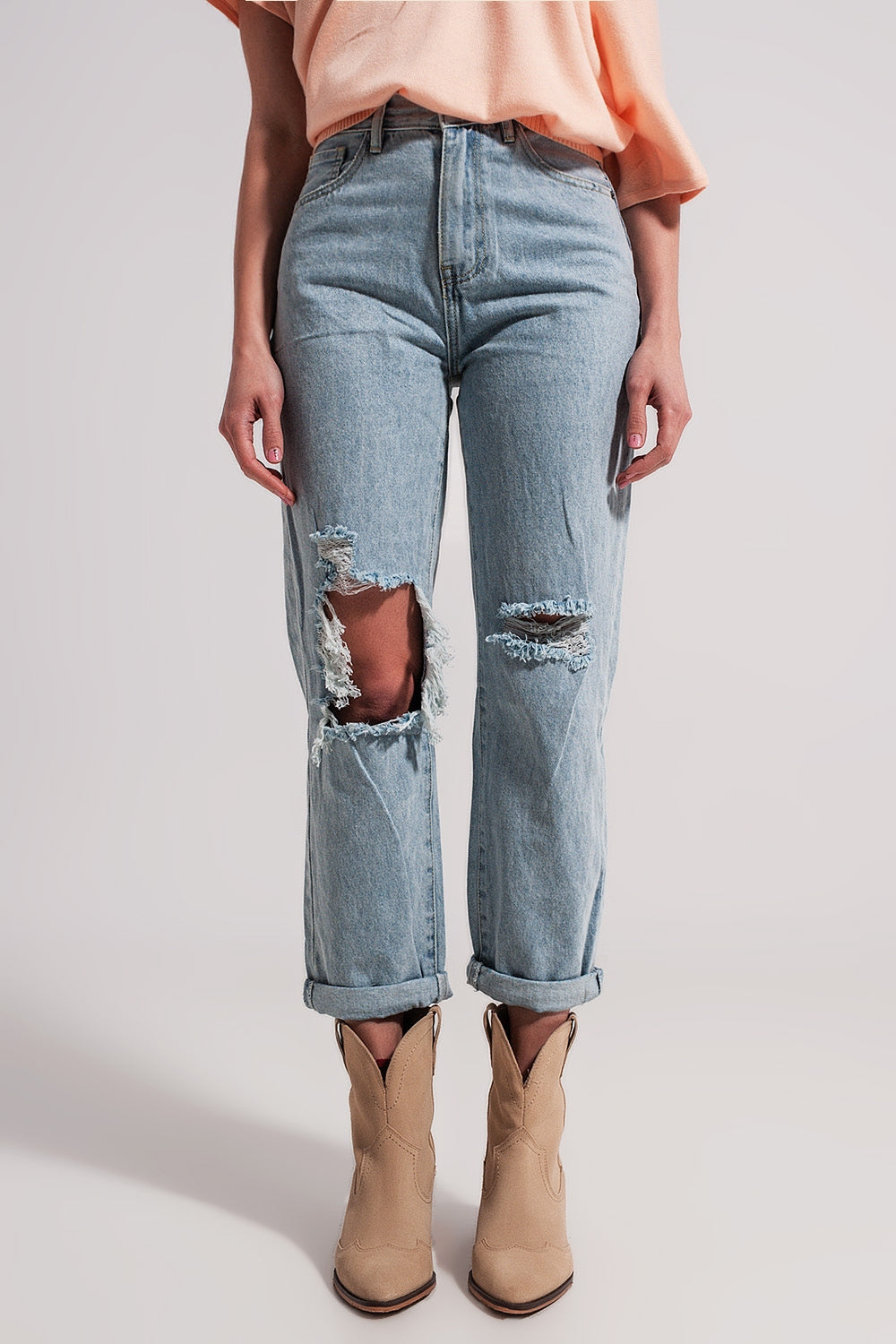 Q2 High rise mom jeans in lightwash with rips