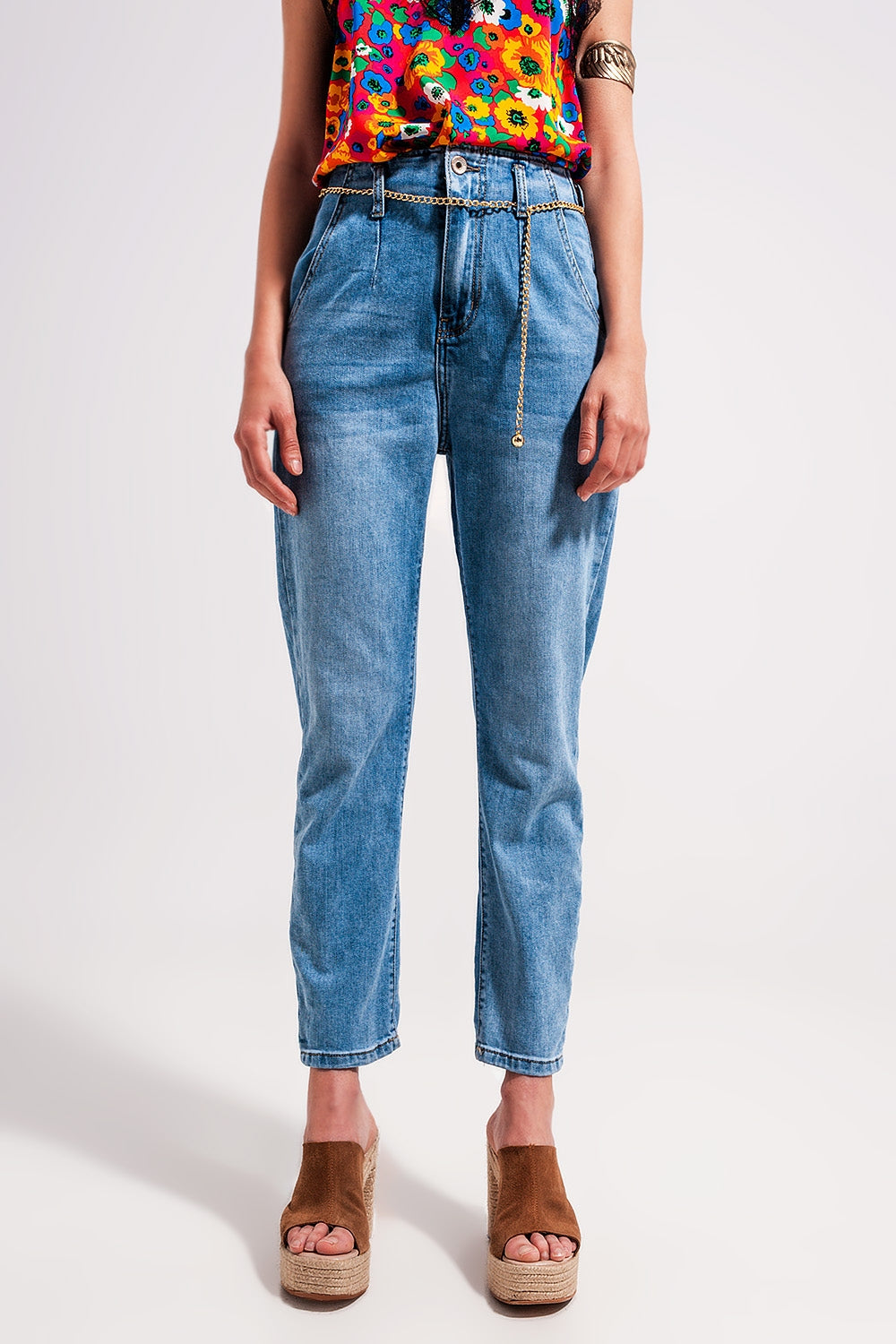 Q2 High rise straight leg belt detail jeans in light wash