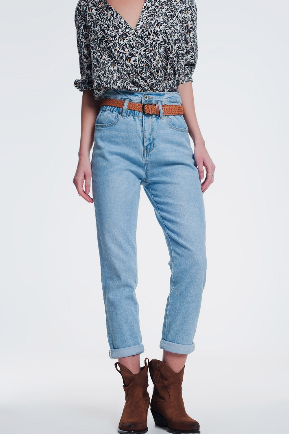 Q2 high waist mom jeans with belt in light denim