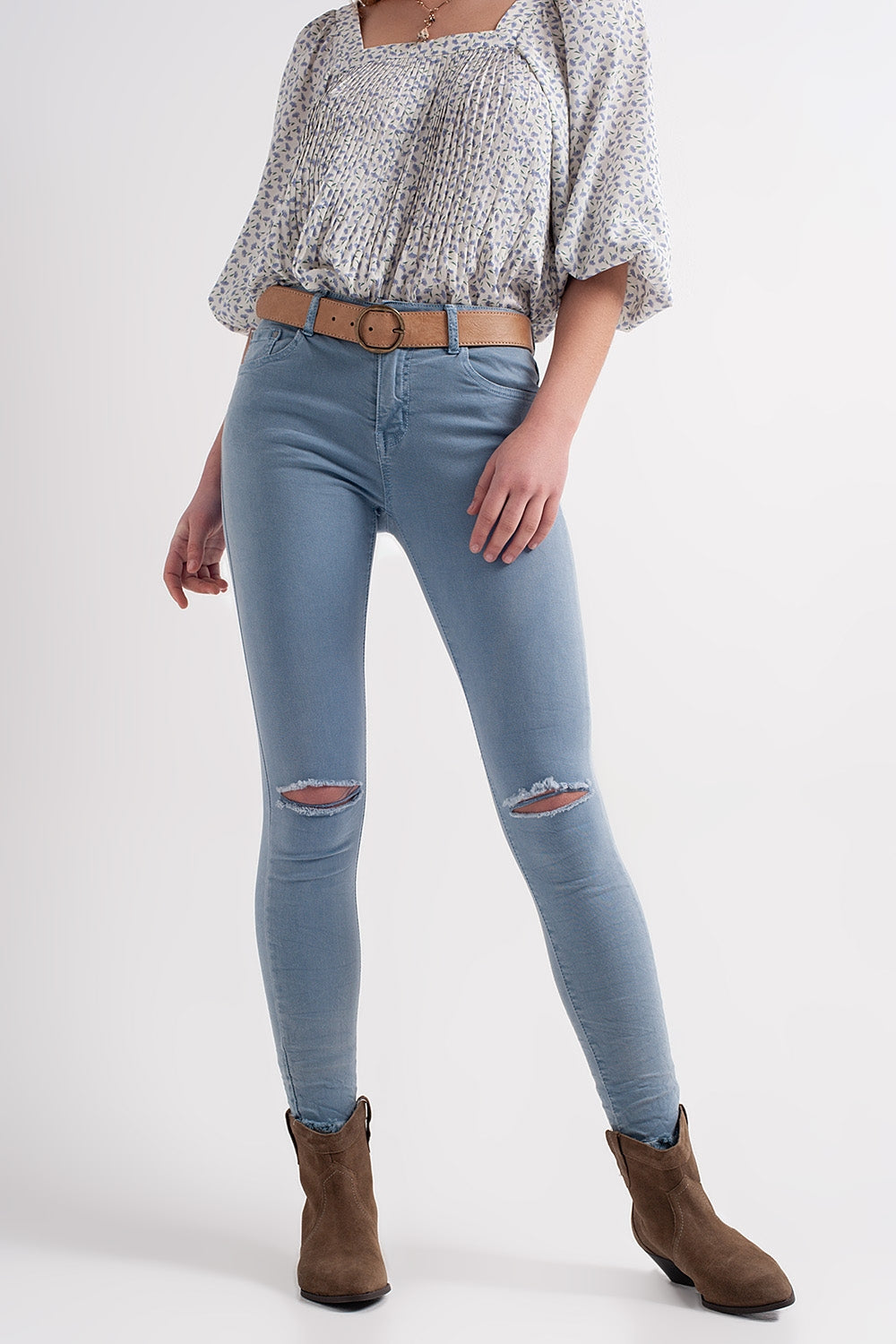 Q2 Jean with distressed knee in blue