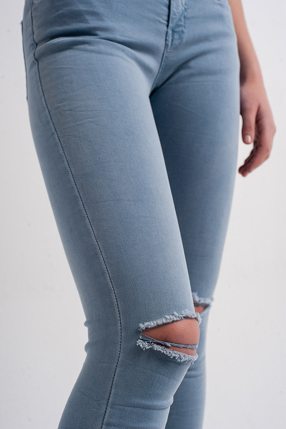 Jean with distressed knee in blue