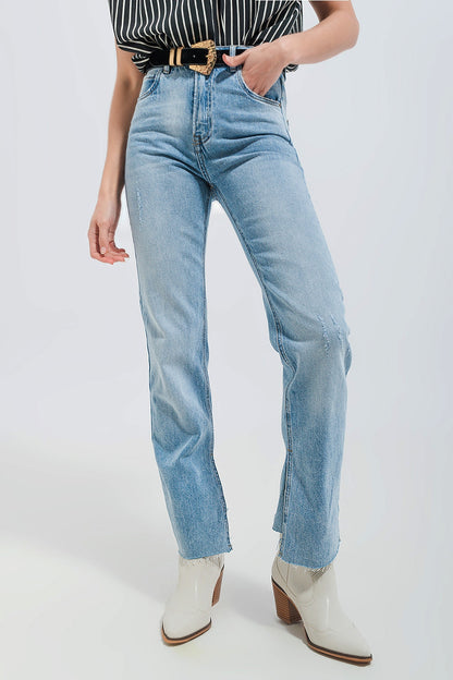 Jeans in light wash with raw hem