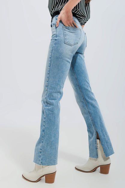 Jeans in light wash with raw hem