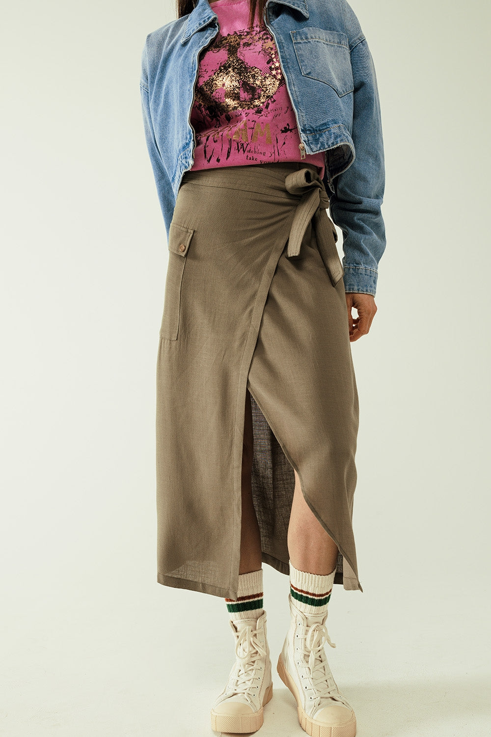 Khaki mid-length skirt with one pocket and a lace detail