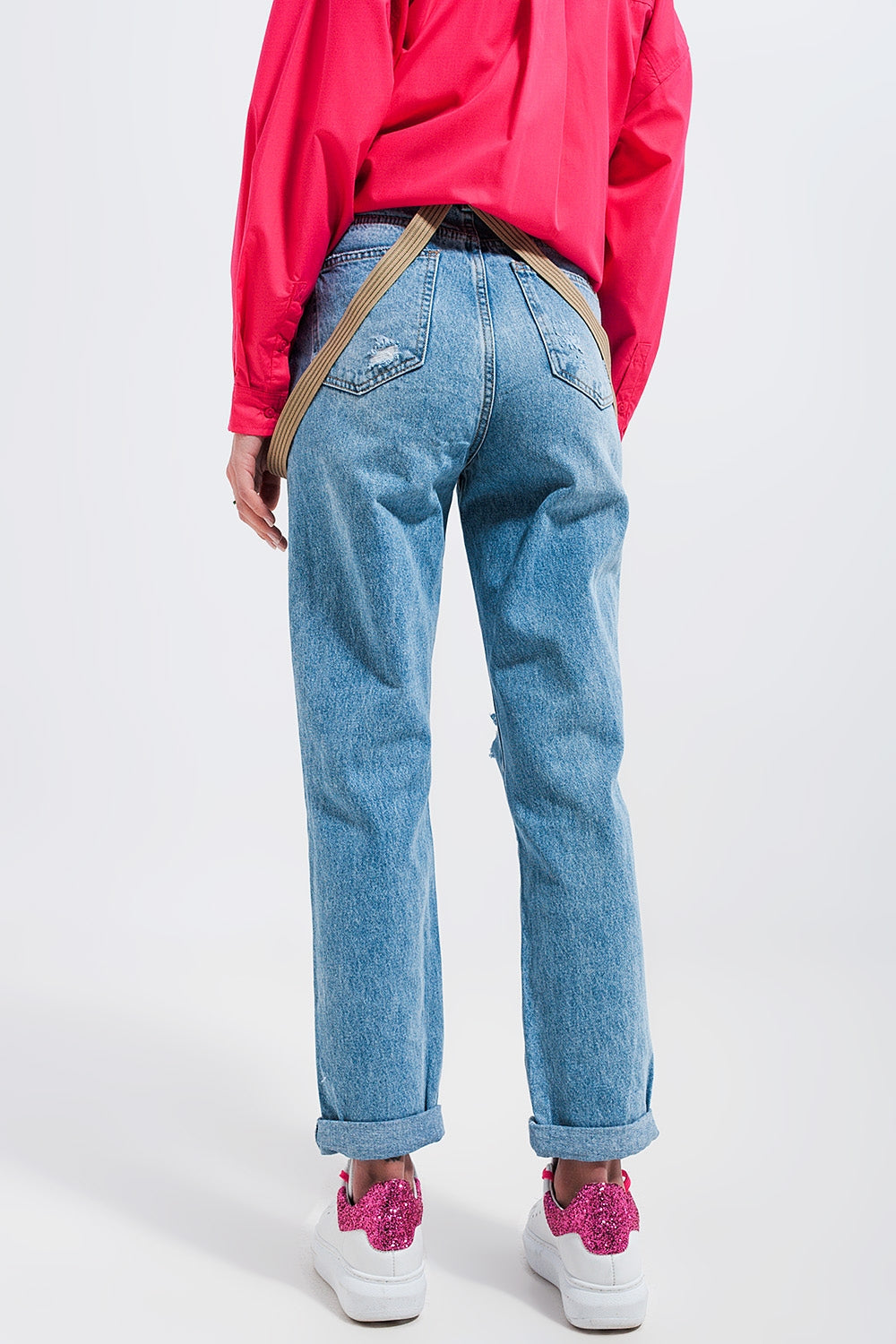 Knee rip jeans in light wash blue