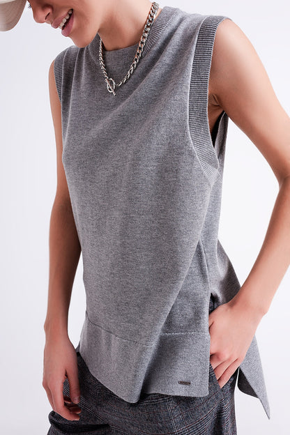 Knitted vest in grey