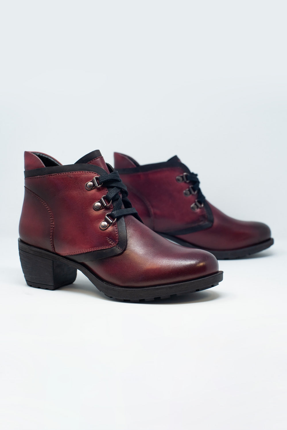 Lace up boot in maroon