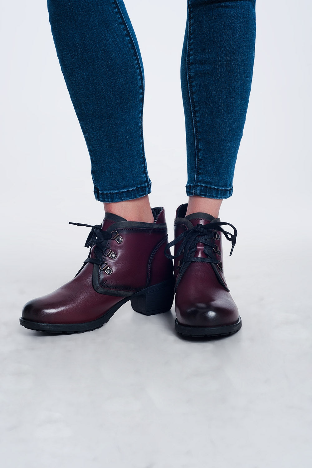 Lace up boot in maroon