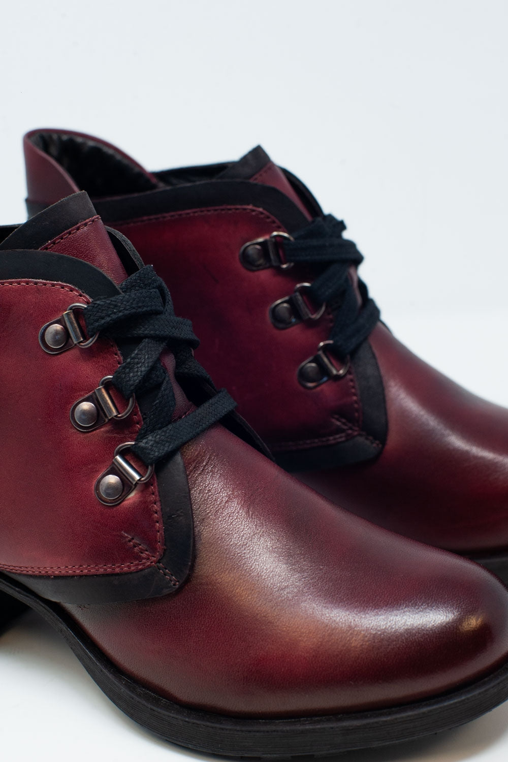 Lace up boot in maroon